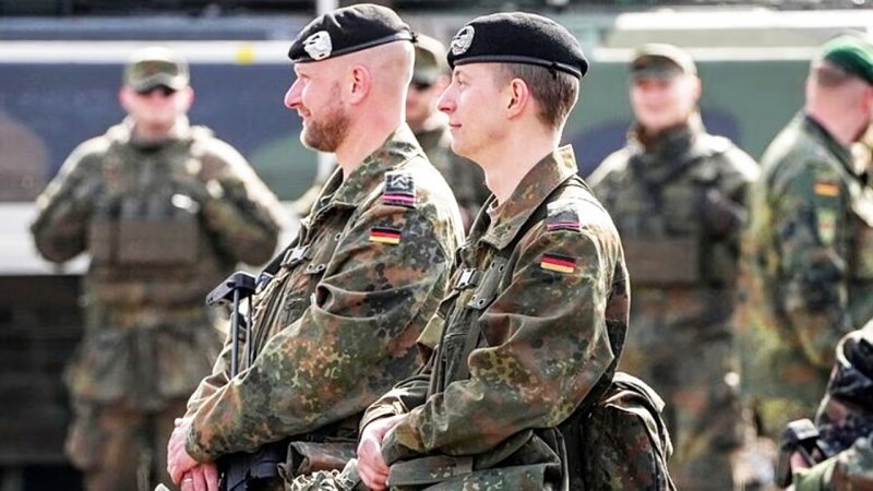 فرمانده، نیروهایش را برای جنگ آماده می‌کند