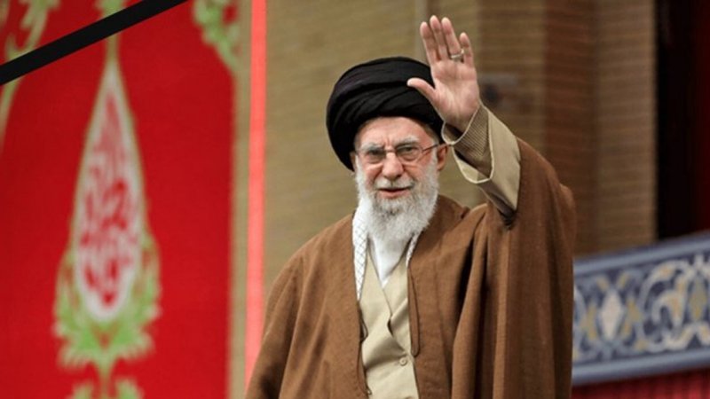 عکسی نه چندان قدیمی از داماد شهید، دختر و نوه رهبر انقلاب در آبمیوه فروشی + عکس