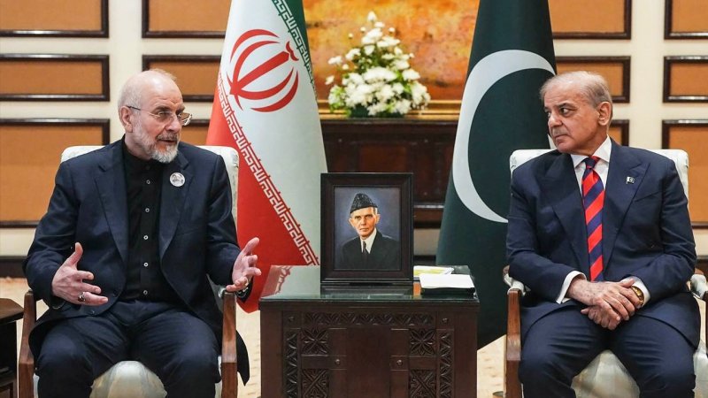 پیکسل نصب شده روی لباس قالیباف در پاکستان + تصاویر