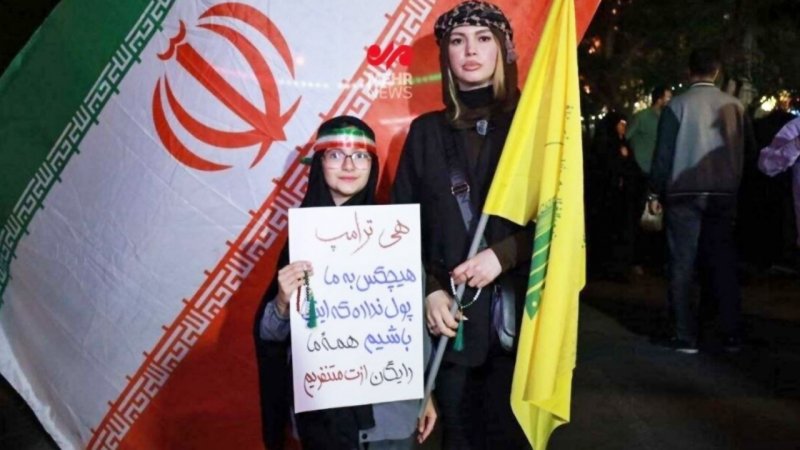 نوشته معنادار دختربچه در تجمعات تهران؛ هی ترامپ! هیچکس به ما ...+ عکس