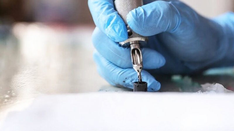 خالکوبی روی دست کودک ۲۲ماهه، پلیس: شرایط خانه اسفناک بود+ عکس