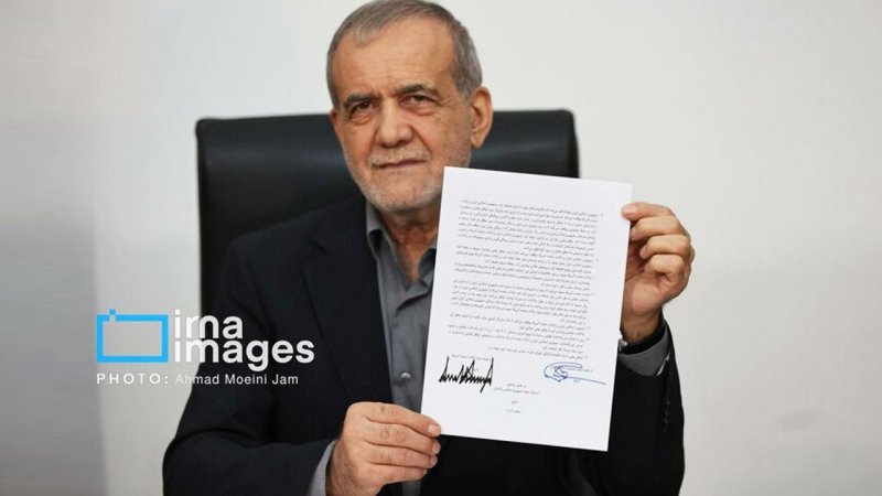 تصویر لحظه امضای تفاهم آسلام آباد توسط رئیس جمهور + تصویر