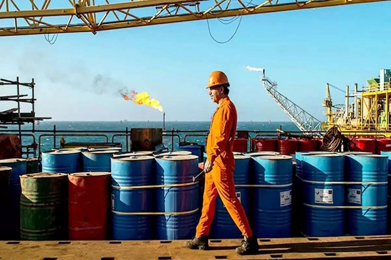 چرا کاهش قیمت نفت به نفع هیچکس نیست؟