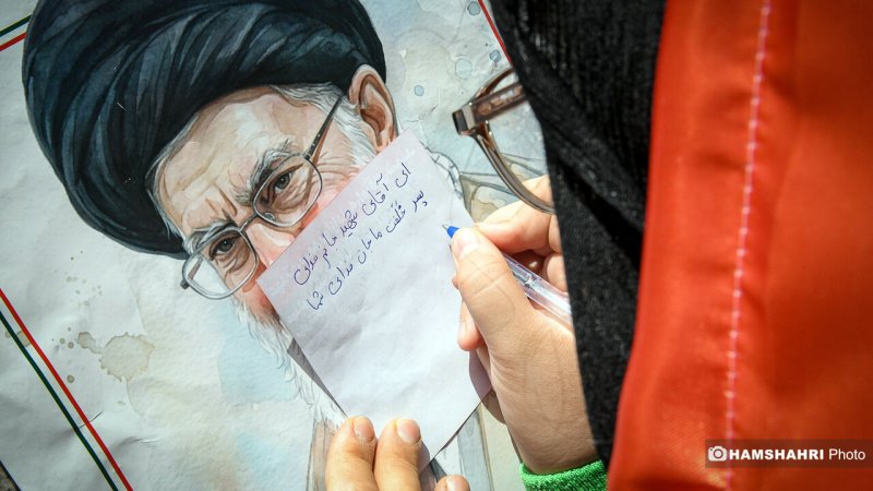 اولین عکس از حضور سه تن از پسران رهبر شهید انقلاب در مصلی تهران+ عکس