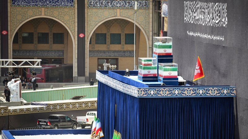 اقامه نماز پدر بر پیکر دختر خردسالش/ عکسی از همسر شهید سیده بشری خامنه‌ای