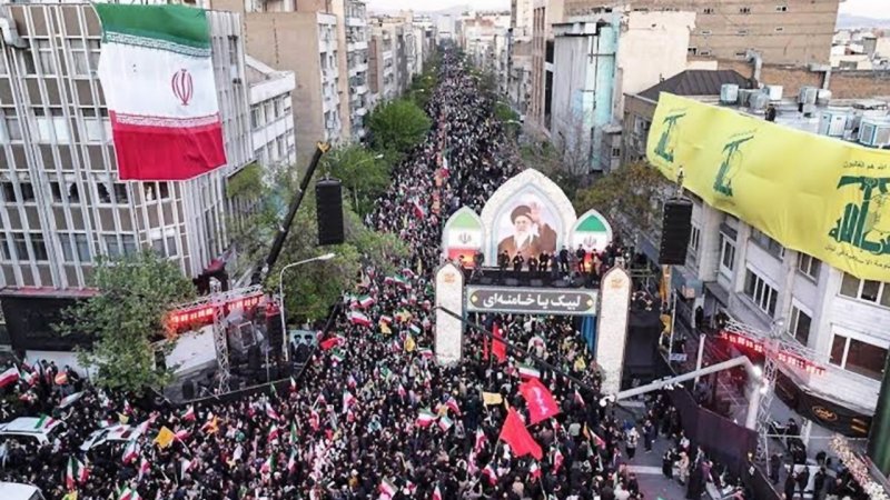 فوری / خودروی حامل پیکر رهبر شهید در میدان آزادی متوقف شد+ عکس