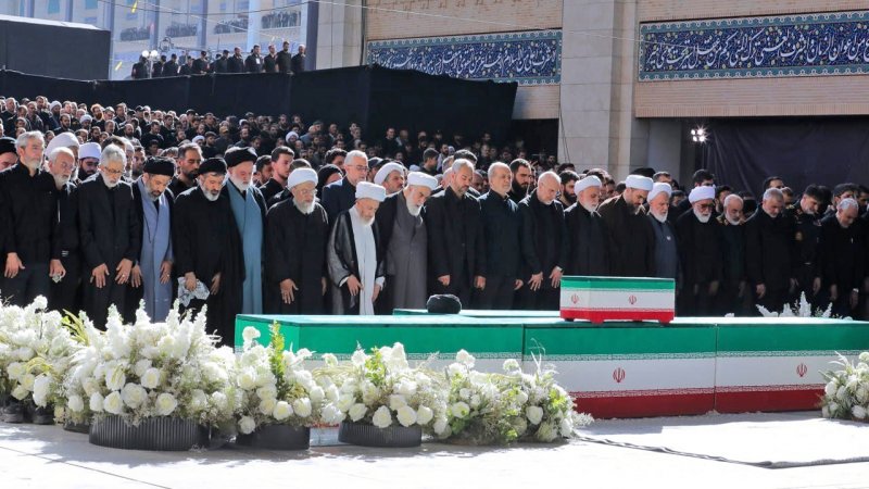 عکسی از فرزندان رهبر شهید انقلاب در کنار همسر شهیده بشری خامنه‌ای+ تصویر