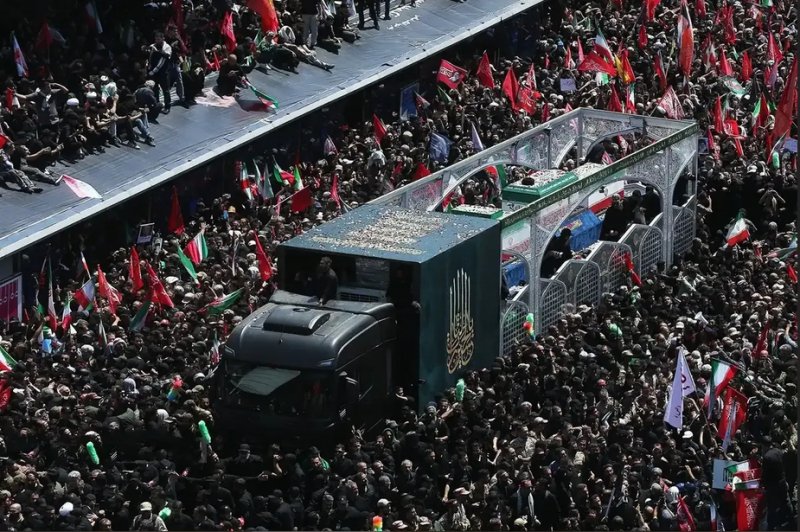 گزارش گاردین از تشییع میلیونی رهبر شهید ایران 