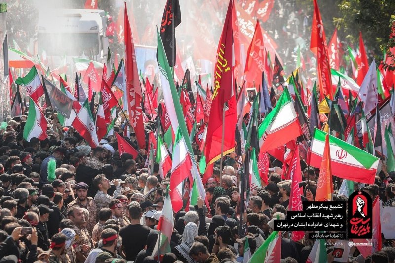 گزارش سی‌ان‌ان درباره پرچم‌های قرمز مراسم تشییع رهبر شهید