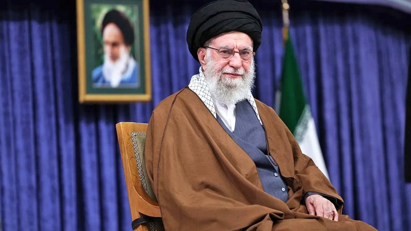 تصویری تلخ از داخل هواپیما/ طواف پیکر رهبر شهید انقلاب بر فراز حرم حضرت معصومه(س)