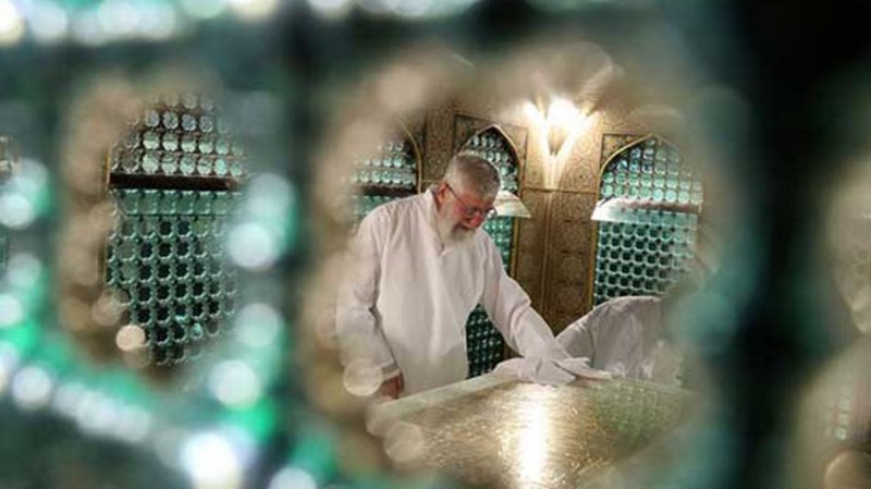 خاکسپاری پیکر رهبر شهید در نزدیکی روضه منوره