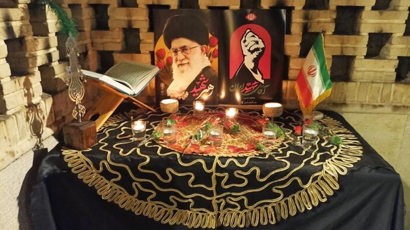 تصاویر مزار رهبر شهید و اعضا شهید خانواده شان در حرم رضوی؛ سنگ مزارها نصب شدند