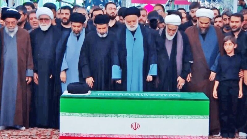 فرد با چهره کاملا پوشیده در آخرین مراسم تشییع رهبر شهید کیست؟ + تصاویری که وایرال شد