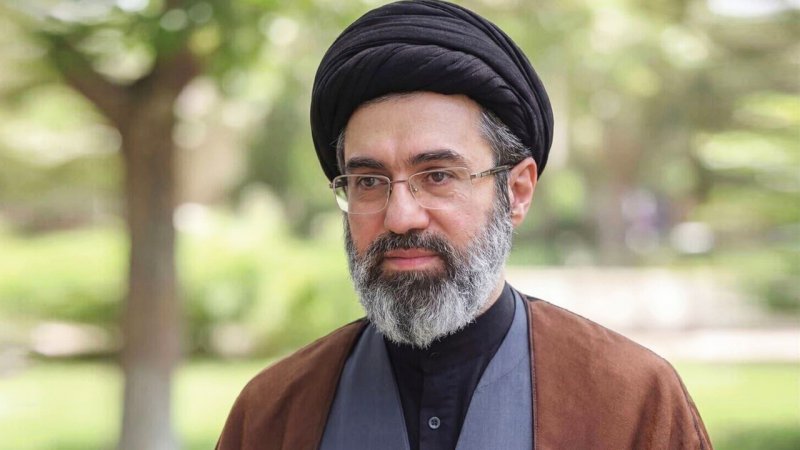 برای اولین بار منتشر شد؛ عکسی از رهبر انقلاب با نوزادی در آغوش