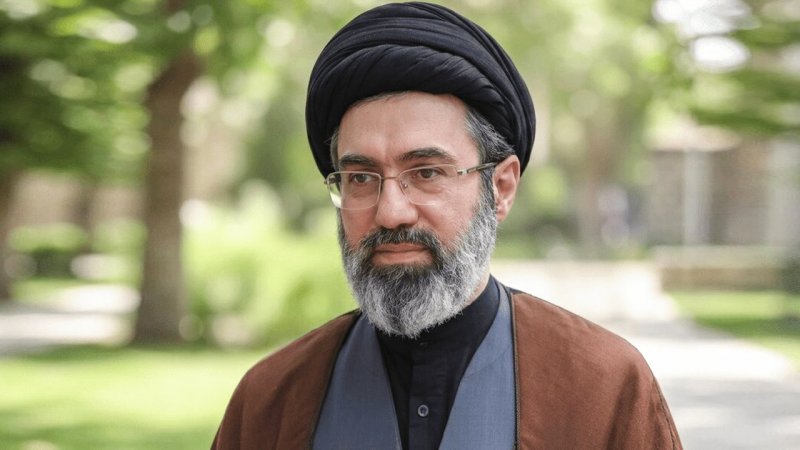 آیت الله سید مجتبی خامنه ای در حرم امام حسین (ع) + تصویر