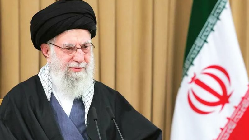قابی دیده نشده از داماد رهبر شهید در کنار ایشان+ عکس