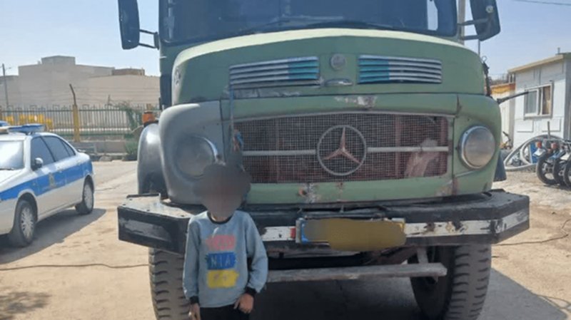 کودک ۸ ساله پشت فرمان کامیون بنز در اصفهان متوقف شد
