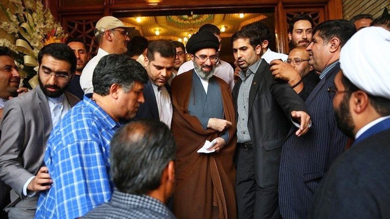 تصاویر حضور آیت الله مجتبی خامنه‌ای میان مردم و جلسات با فرماندهان منتشر می‌شود