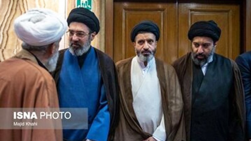 سینه‌زنی رهبر انقلاب در یک مراسم تشییع/ آیت سید مجتبی خامنه‌ای در کنار برادرش + تصویر