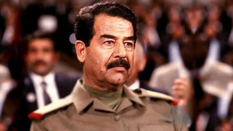 تصویری کمتر دیده شده از صدام در حال نماز و دعا با اسلحه!