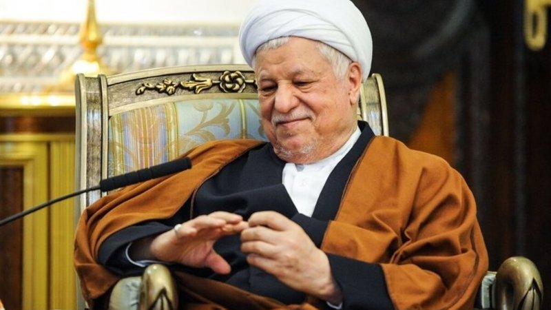 عکس/ آیت‌الله هاشمی رفسنجانی به همراه فرزندانش در یک مهمانی؛ سال ۵۸