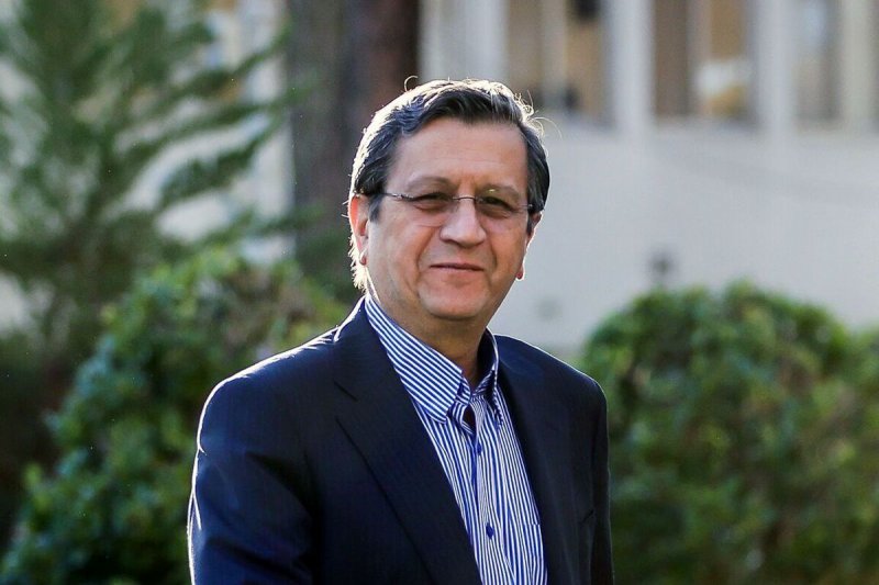 همتی: بانک مرکزی به‌موقع و با قدرت در بازار ارز مداخله می کند