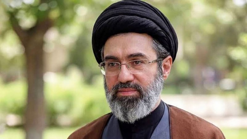تصویر عیادت آیت‌الله سید مجتبی خامنه‌ای از سفیر وقت ایران در لبنان پس از انفجار پیجرها
