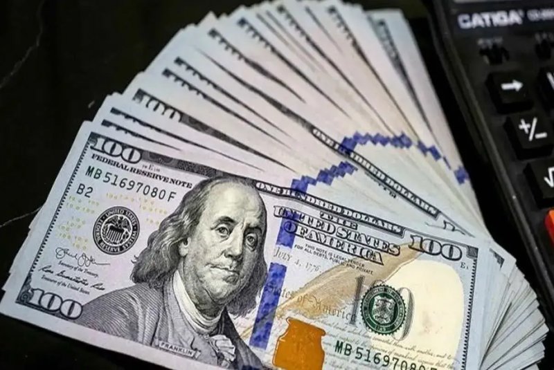 شکاف ۳۵ درصدی نرخ دلار آزاد و نیمایی؛ هزینه چندنرخی بودن برای بنگاه‌ها