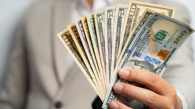 فروش دلار با کارت ملی تا ۱۰ هزار دلار / ۱۸ سال به بالا اقدام کنند