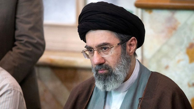 آیت‌الله سید مجتبی خامنه‌ای در خاکسپاری رهبر شهید حضور داشتند