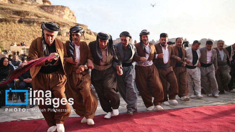 تصاویر جذاب از رقص مردان و نوازندگی دختران و پسران کردستان در جشن مهرگان+ عکس