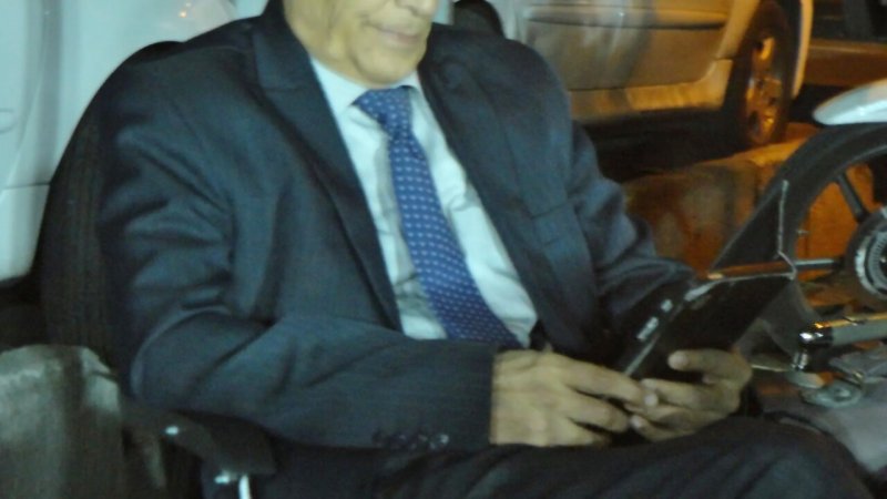 خوشتیپ‌ترین مرد دستفروش ایران با کت‌وشلوار و کراوات + عکس