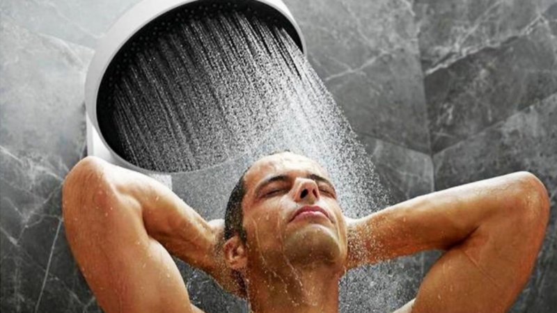 این 5 باور غلط درباره دوش‌گرفتن را بریزید دور / بهتر است شب ها دوش بگیرید یا صبح ها؟