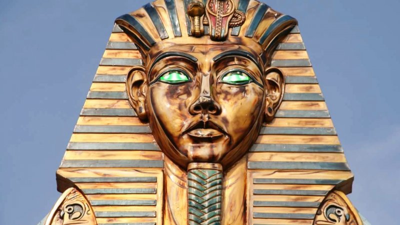 مجسمه غول‌پیکر فرعون از زیر خاک بیرون آمد + تصاویر / سر مجسمه‌ ۱.۶ متر ارتفاع دارد