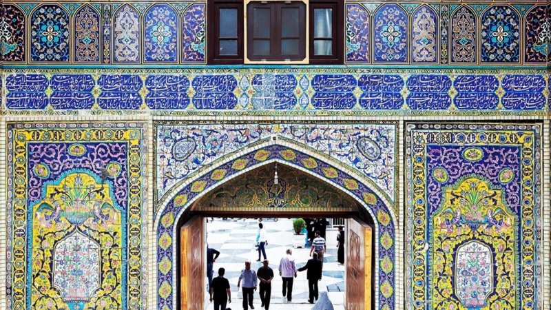 انتقاد از شعارهای ضدوحدت در حرم امام رضا / جلوی این‌ها را بگیرید، پیش از آن...